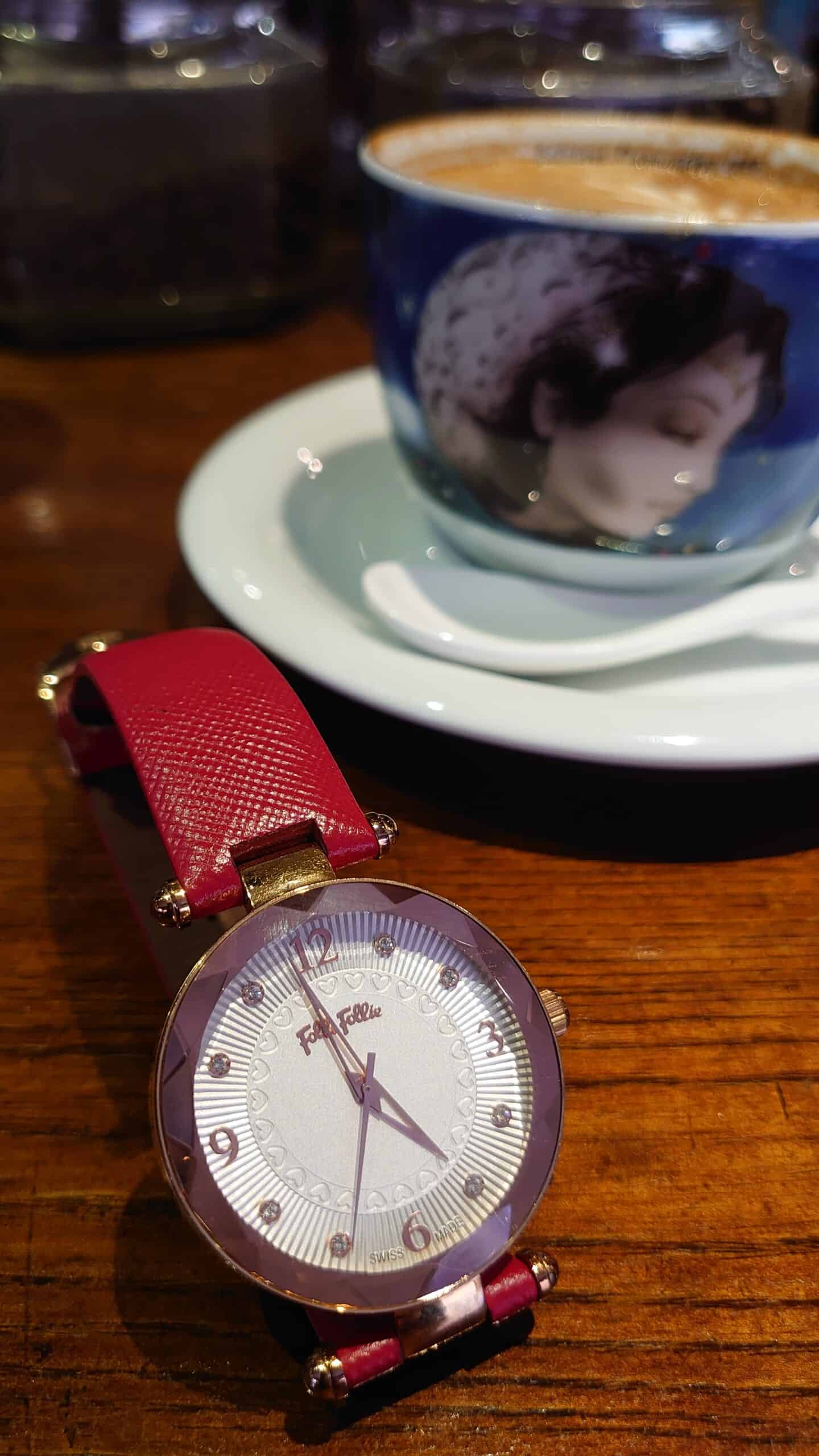 老闆娘的希臘 Folli Follie 手錶 - 多稜鏡設計的錶框，低調自然，近看卻又亮眼耐看，很細節不譁眾取寵的設計作風。