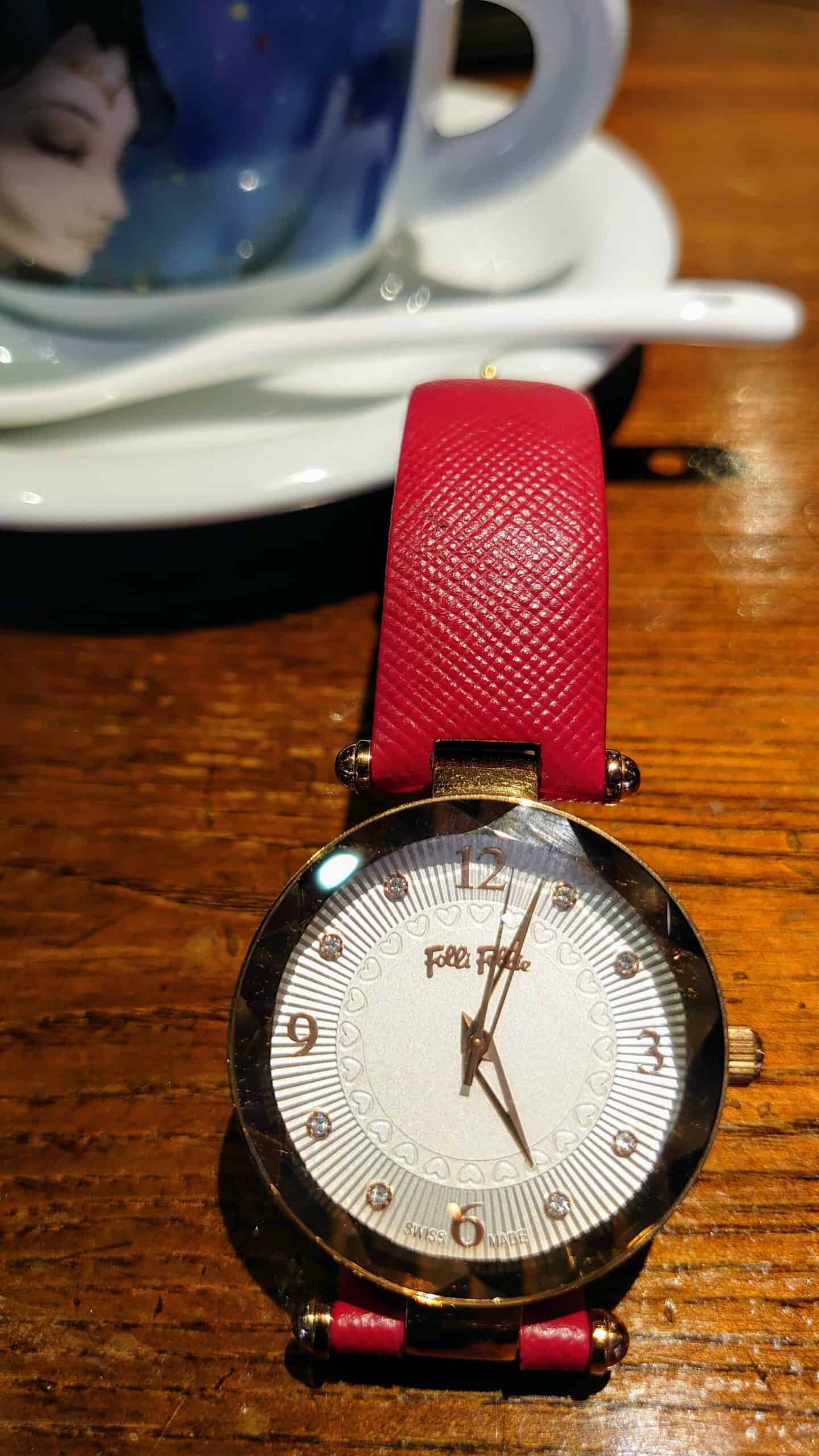老闆娘的希臘 Folli Follie 手錶 - 紅色真皮錶帶、錶盤與錶框的細膩設計、合宜不粗俗的金色組件。
