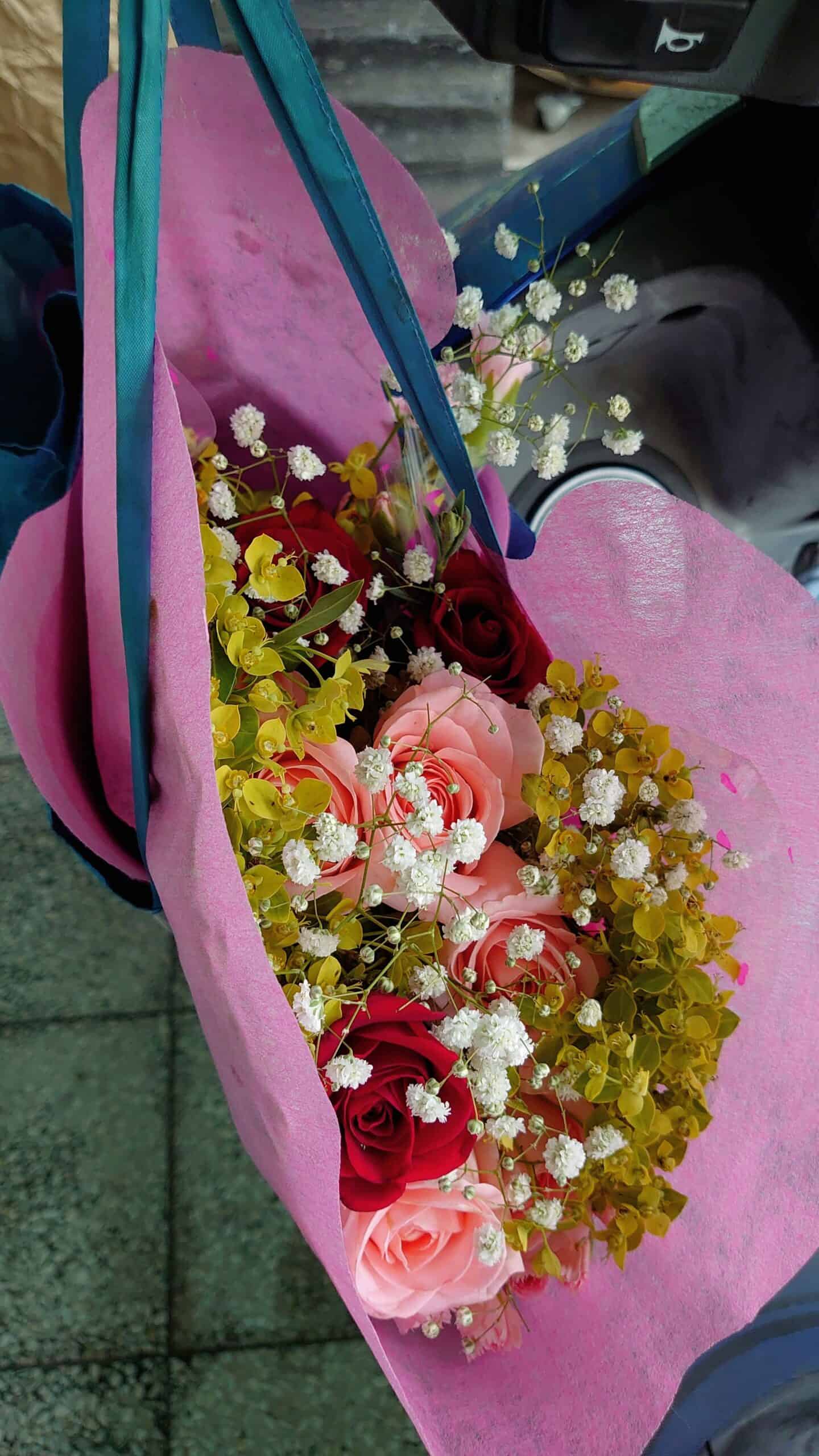 母親節花束 - 以寬底環保袋取代容易收束壓到花的塑膠袋。