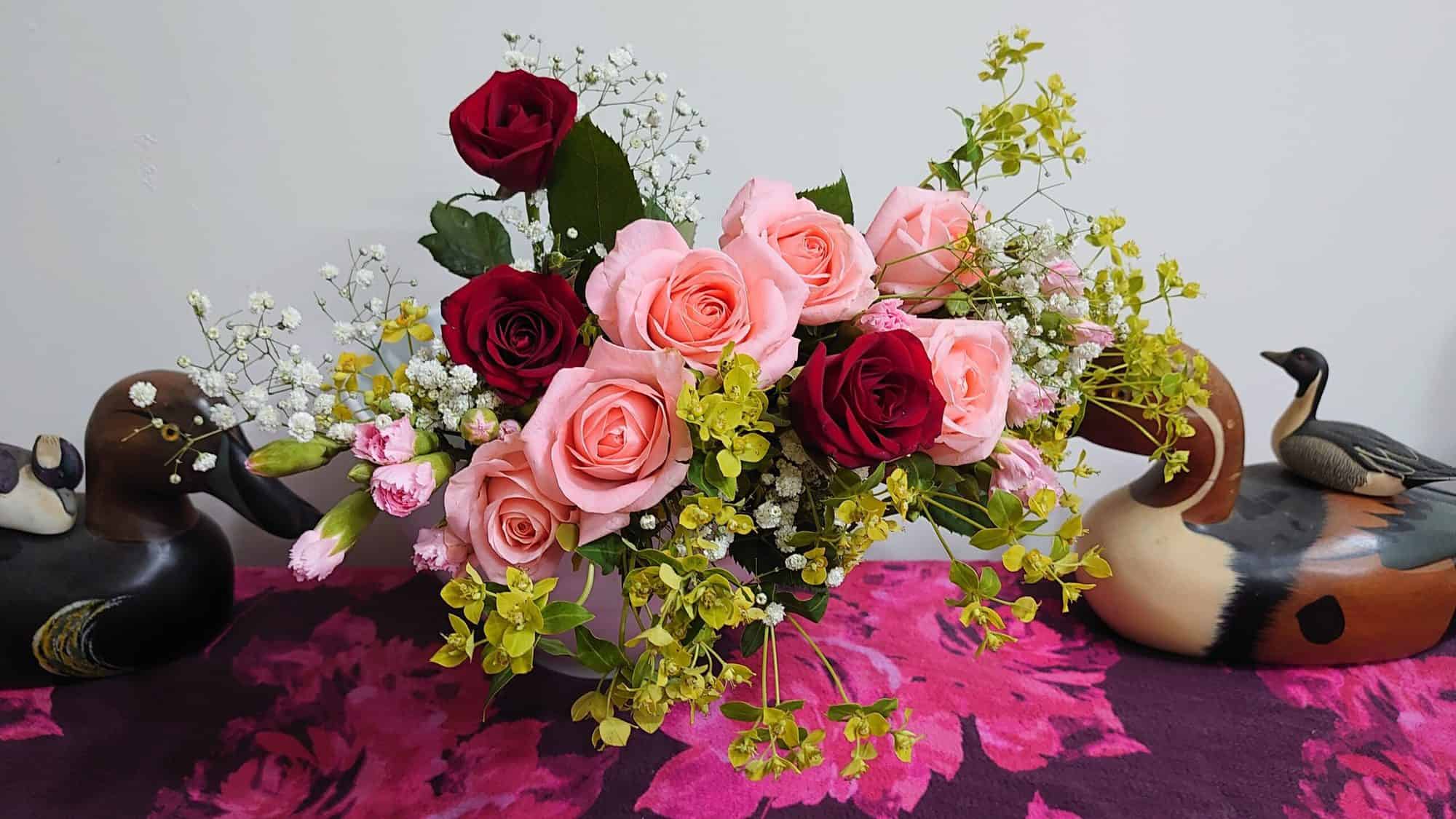 母親節花束 - 紅與粉玫瑰、粉康乃馨、陶瓷大碗，半插花的概念。