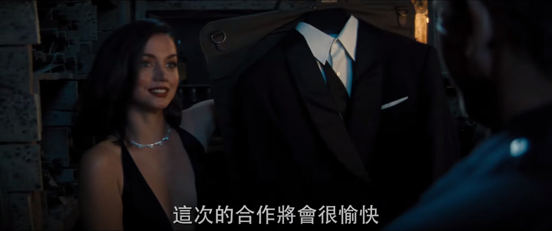  《007 生死交戰》 - 本集新加入的中南美洲 (演員本身是古巴裔) 女情報員 - 配上龐德的反應，可能是致敬《007 首部曲：皇家夜總會》裡 Eva Green 幫龐德準備好一套附領結的西裝 (目視身材就訂作合身)，所以這次龐德秒笑接受 (之前那次第一時間是不悅的)