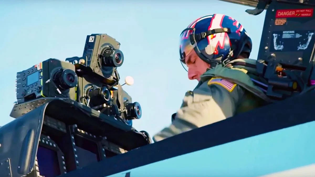 《捍衛戰士：獨行俠》在後座駕駛艙拍演員的 IMAX 攝影機