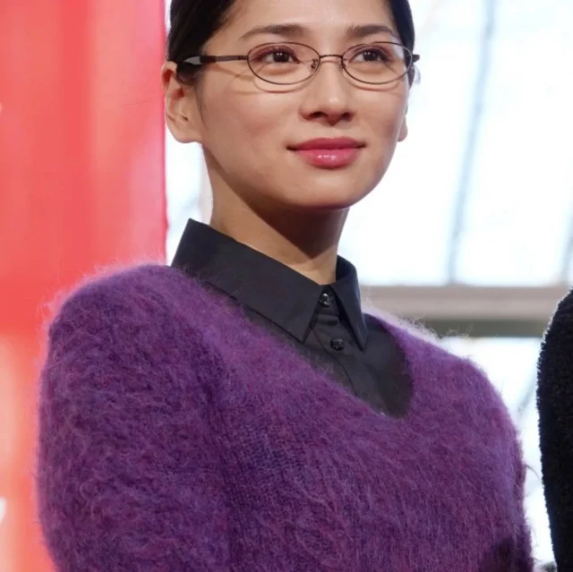 很久沒看到這類橢圓眼鏡了XD

最近看到了資深日本女演員 野波麻帆 在 ATARU《派遣占卜師》中登場，這次的角色與過去她經常演繹的形象有很大的反差。15、20年前，我的印象中她常是被找來演繹三八綠葉或情婦的角色。

終於，這次她在《派遣占卜師》，成為戲份吃重的辦公室女主角或重要女配角，證明了她的演技與魅力。

在這部作品中，她的演繹方式粗暴直接 - 《派遣女王》的篠原涼子的演法致敬，再多帶著一絲女人心思的成份，特別是在咖啡店裡對底迪咖啡師「凝視幻想」的橋段。

如果有興趣，可以同時看她與 志田未來 在同為辦公室同事的演技風格作對比，看看她們如何詮釋不同年代的職場女性角色。

#野波麻帆 #派遣占卜師 #ataru #志田未來 #日劇 #japandrama